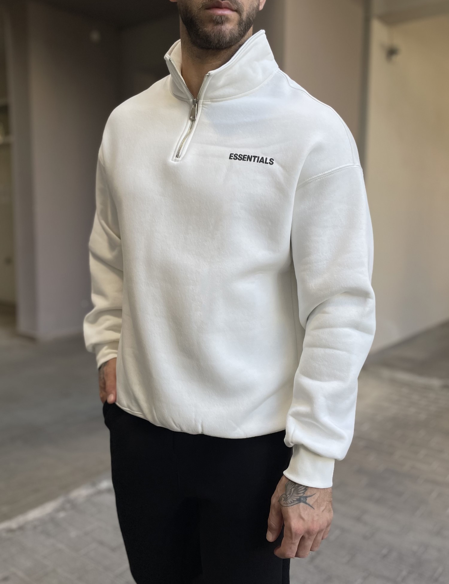 Ανδρικό λευκό φούτερ με μισό φερμουάρ και λογότυπο στο στήθος ES26003W φωτογραφία